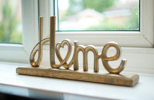 Feltham West Apartment | Inviting Retreat Close to Heathrow with Child-Friendly Perks