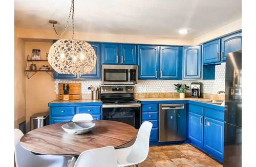 Crested Butte Condo | Retro Chic Getaway with Pool & Steps to Ski Lifts