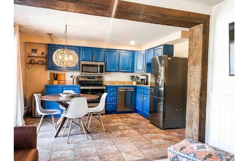 Crested Butte Condo | Retro Chic Getaway with Pool & Steps to Ski Lifts