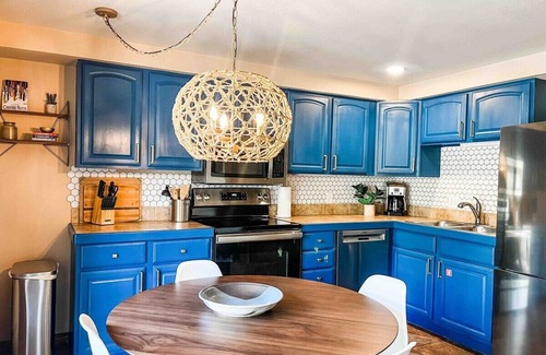 Crested Butte Condo | Retro Chic Getaway with Pool & Steps to Ski Lifts
