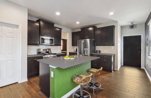 Buda House | Cozy Retro Hideaway with Hot Tub