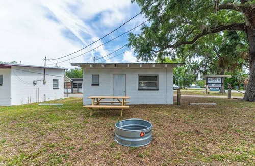 Chassahowitzka Cabin | Inviting River Cabin with Kitchen & Family-Friendly Fun
