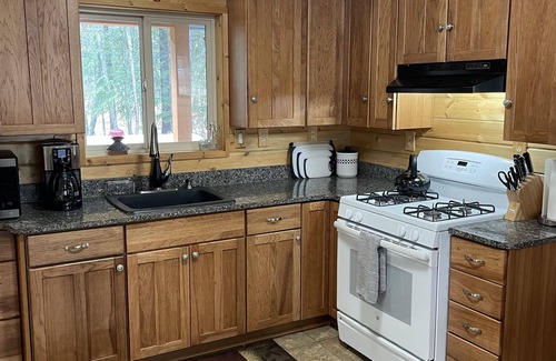 Thompson Falls House | Riverside Cabin Retreat: Guest Rated 10/10 with Ocean View