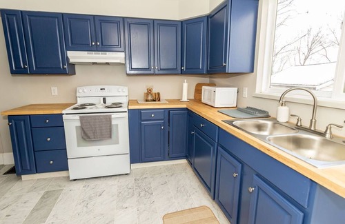 Cincinnati House | Charming Riverfront Bungalow with Spa and Hot Tub Access