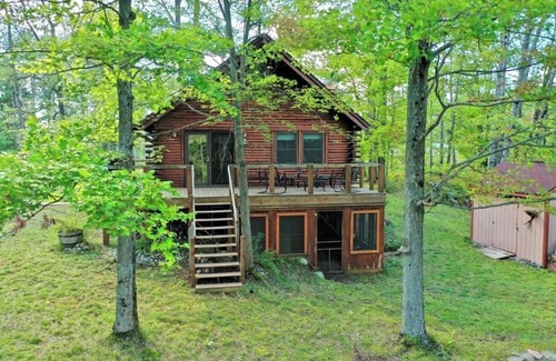 Moorestown Cabin | Inviting Riverfront Cabin Near National Forest Trails