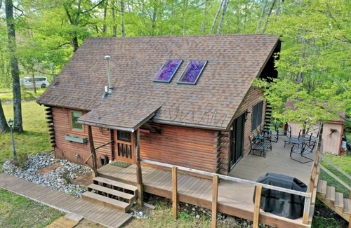 Moorestown Cabin | Inviting Riverfront Cabin Near National Forest Trails