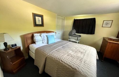 Corinth Cabin | Charming Riverfront Cottage with Pet-Friendly Amenities