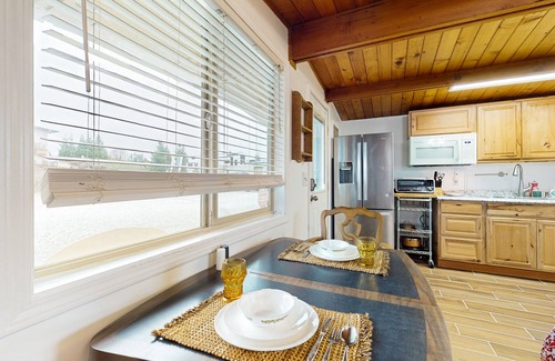 Mount Vernon Apartment | Welcoming Riverside Cabin with Kitchenette & Pet-Friendly Perks