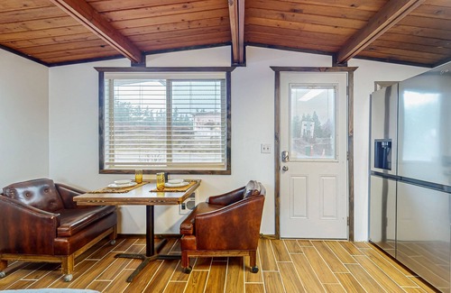 Mount Vernon Apartment | Dog-Friendly Riverside Cabin with Kitchenette & Spa Access