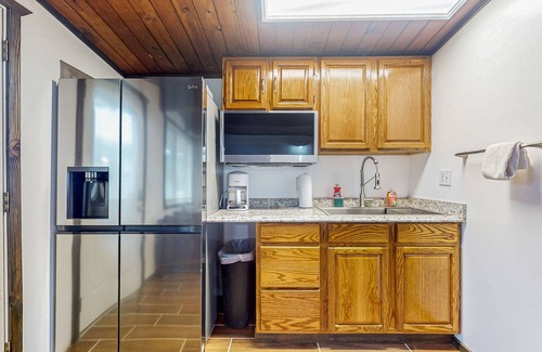 Mount Vernon Apartment | Dog-Friendly Riverside Cabin with Kitchenette & Spa Access