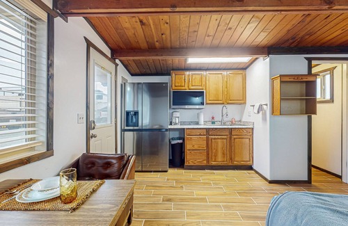 Mount Vernon Apartment | Dog-Friendly Riverside Cabin with Kitchenette & Spa Access