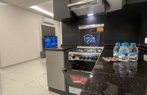 Suwailih Apartment | Inviting Rooftop Retreat with 24-Hour Services