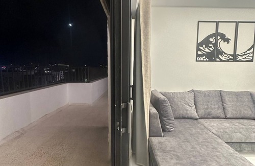 Suwailih Apartment | Inviting Rooftop Retreat with 24-Hour Services