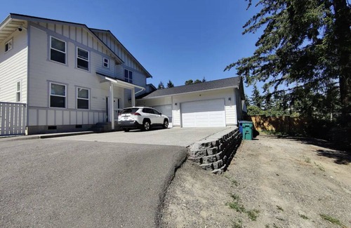 Tukwila House | Convenient Stay Near SeaTac Airport with Breakfast Included