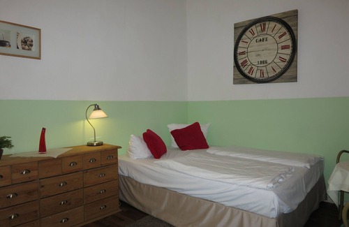 Prenzlauer Berg Apartment | Inviting Room in Berlin City with Pool and Breakfast