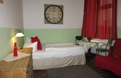 Prenzlauer Berg Apartment | Inviting Room in Berlin City with Pool and Breakfast