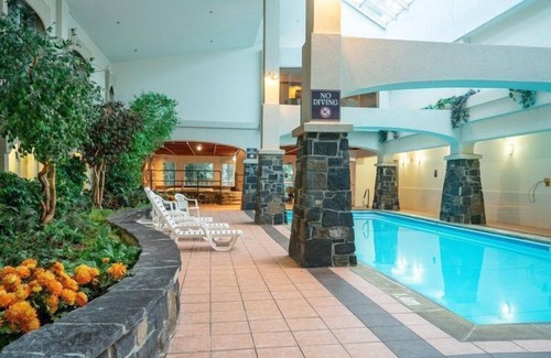 Banff Apartment | Comfortable Room in Banff with Air-Conditioning & Spa