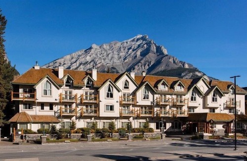 Banff Apartment | Comfortable Room in Banff with Air-Conditioning & Spa