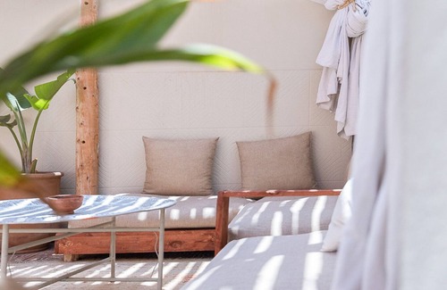 Tamrhakht House | Comfortable Room at DesArt Hostel, Steps from Devils ROCK