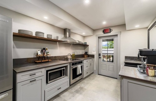Somerset House | Cozy Room in Downtown Somerset with Spa Amenities