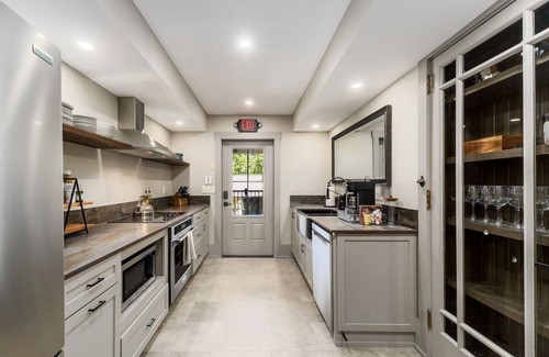 Somerset House | Cozy Room in Downtown Somerset with Spa Amenities