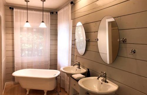 Dahlonega House | Cozy Room Rental for a Romantic Getaway in Dahlonega, Georgia