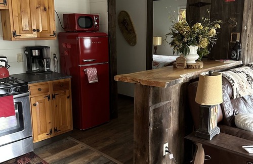 Roscoe Cabin | Inviting Roscoe Lakefront Cabin with Spa and Ocean View