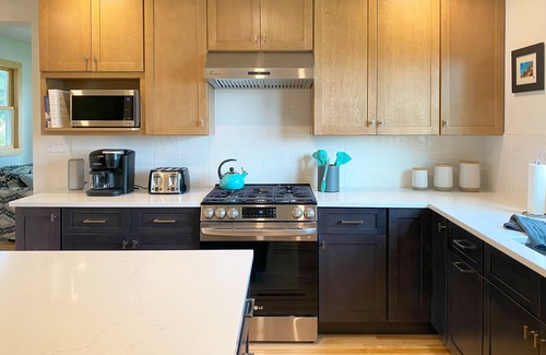 Leland House | Inviting Farmhouse Retreat with Kitchen & Family-Friendly Vibe