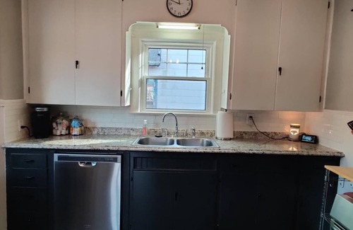 Leavenworth House | Charming Rustic Bungalow with Spa and Hot Tub Amenities