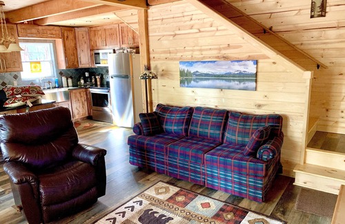 La Pine Cabin | Inviting Rustic Cabin: Trails, BBQ & Family-Friendly Fun