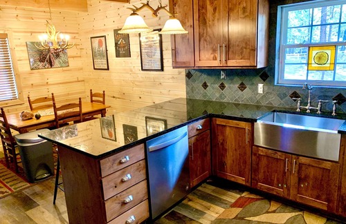 La Pine Cabin | Inviting Rustic Cabin: Trails, BBQ & Family-Friendly Fun