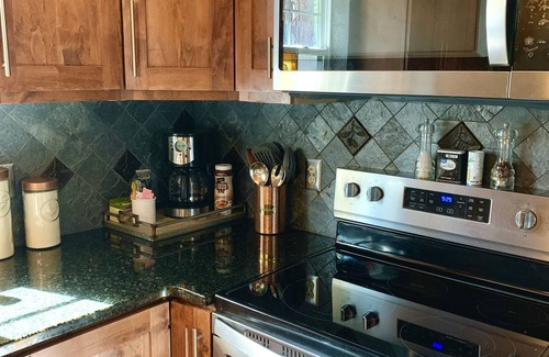 La Pine Cabin | Inviting Rustic Cabin: Trails, BBQ & Family-Friendly Fun