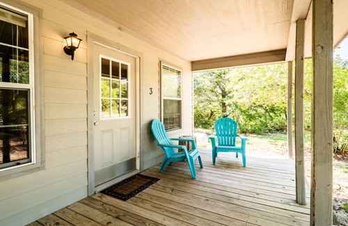 Van Alstyne Cabin | Inviting Cabins for Family Retreats & Pet-Friendly Enjoyment
