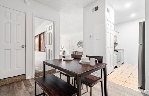 Park Central Apartment | Inviting Rustic Condo with Pool, Patio, and Breakfast