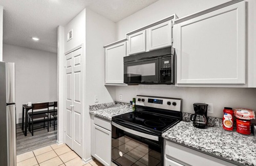 Park Central Apartment | Inviting Rustic Condo with Pool, Patio, and Breakfast