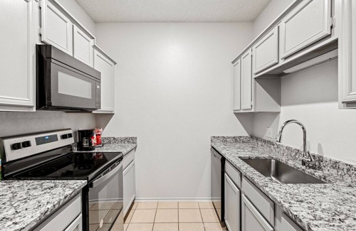 Park Central Apartment | Inviting Rustic Condo with Pool, Patio, and Breakfast