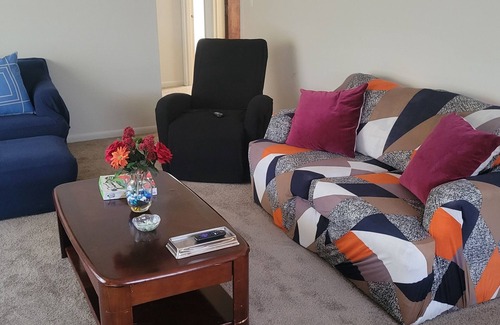 Westland House | Inviting Family Retreat with Breakfast in Quiet Neighborhood
