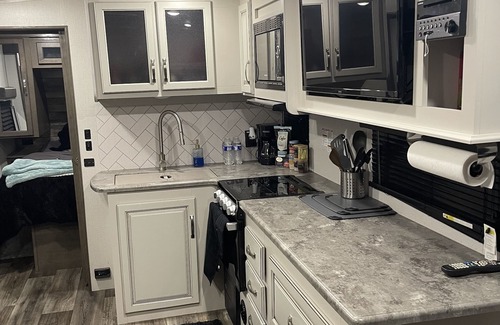Taft House | Cozy RV 1Bedroom With Cali King bed, Double bunk beds, 1Bath, Private