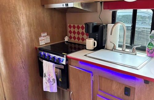 Redlick House | Cozy RV in Terrific Texarkana with WiFi, AC