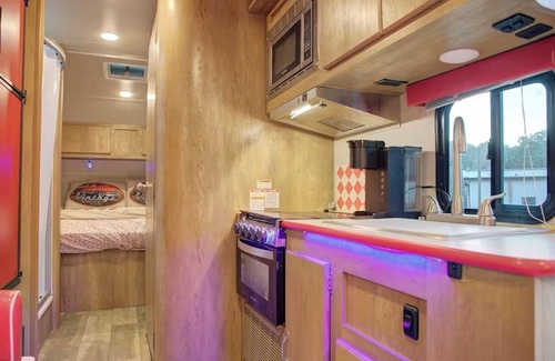 Redlick House | Cozy RV in Terrific Texarkana with WiFi, AC