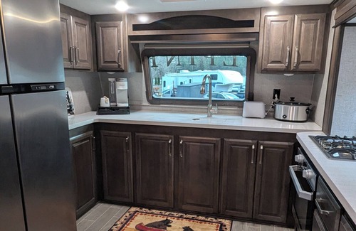 Latah Valley House | Cozy RV with WiFi and AC in Wonderful Spokane, The Bear Den