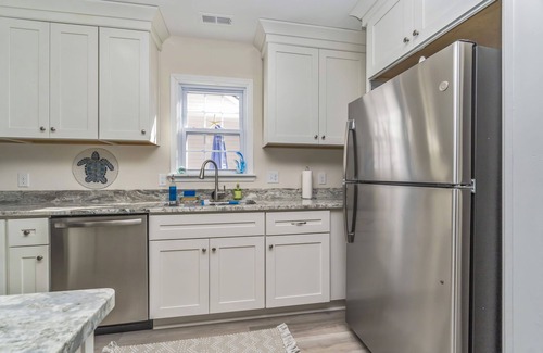 Norfolk Cottage | Cozy Coastal Cottage with Ocean View, Near Base & ODU