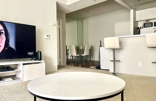 Ladera Heights Apartment | Charming Santorini-Themed Apartment with Pool in L.A.