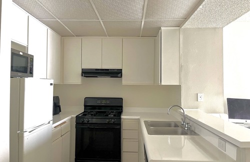 Ladera Heights Apartment | Charming Santorini-Themed Apartment with Pool in L.A.