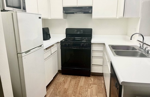 Ladera Heights Apartment | Charming Santorini-Themed Apartment with Pool in L.A.