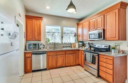 Scappoose House | Cozy Scappoose Home ~ 22 Mi to Portland!