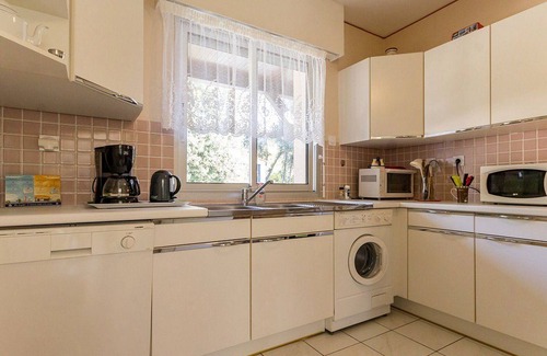 Saint-Brevin-l'Ocean Cottage | Oceanfront Gite in Saint-Brevin-les-Pins with Spa & Kitchen