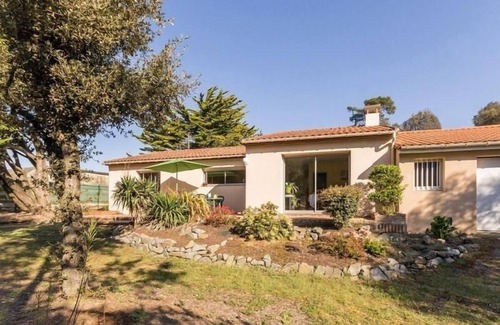 Saint-Brevin-l'Ocean Cottage | Oceanfront Gite in Saint-Brevin-les-Pins with Spa & Kitchen