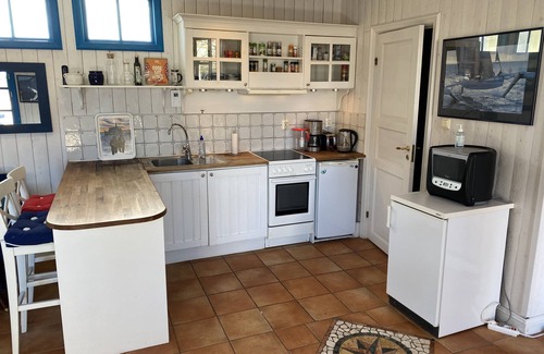 Boo Cabin | Serene Lake Cottage with Rowing Boat, Rated 9.8/10