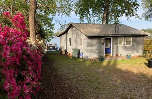 Mayhew Cottage | Inviting Lakeside Cottage with Breathtaking Views of Lake Norman